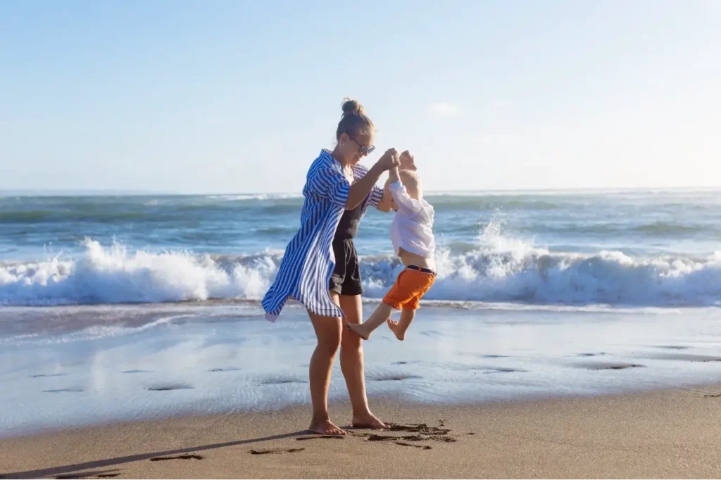 indonesia-bali-mother-and-son-playing-on-the-beach-travelling-with-children