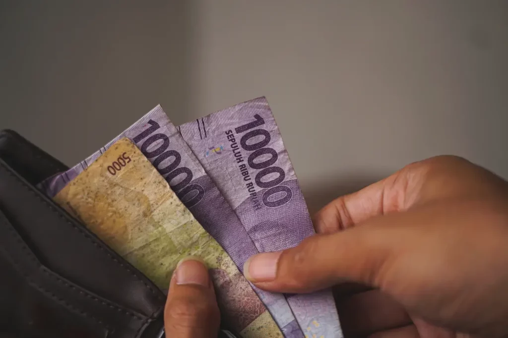 close-up-hands-taking-out-money-from-wallet-mistakes to avoid